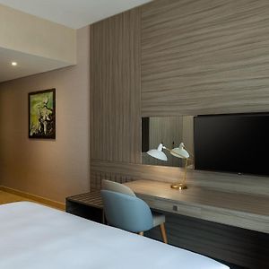 Camera standard con letto king size con vista sul pontile
